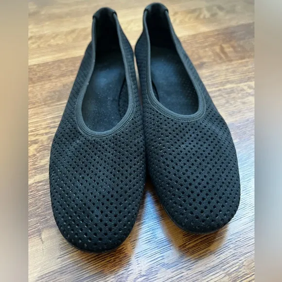 STUART WEITZMAN Black Perforated Leather Shoes Slip On Comfy Neutral 8.5