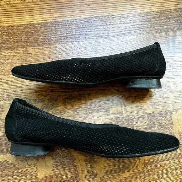 STUART WEITZMAN Black Perforated Leather Shoes Slip On Comfy Neutral 8.5