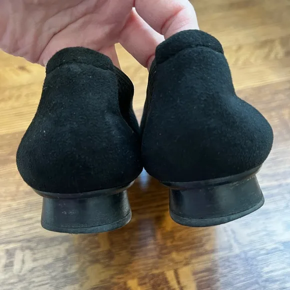 STUART WEITZMAN Black Perforated Leather Shoes Slip On Comfy Neutral 8.5