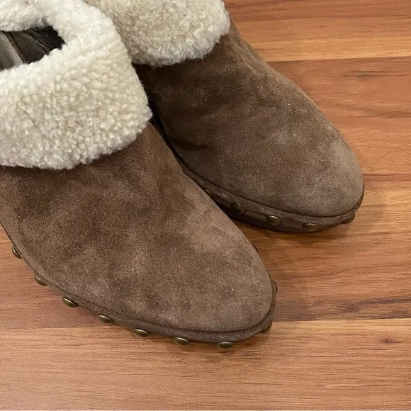 STUART WEITZMAN Depot Shearling Clogs in Cigar Fur Studded Heeled Clogs Size 9.5