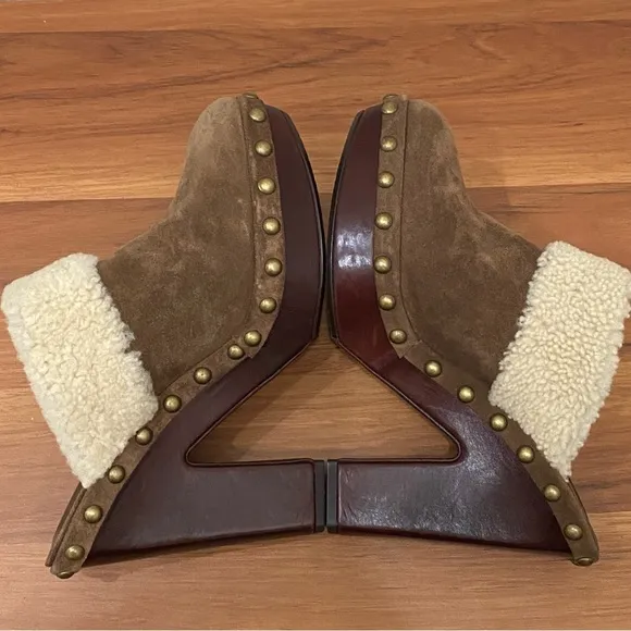 STUART WEITZMAN Depot Shearling Clogs in Cigar Fur Studded Heeled Clogs Size 9.5
