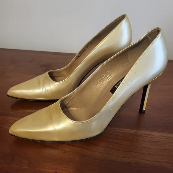 STUART WEITZMAN Gold Patent Leather Pointed Toe 4&quot; Pump Heels(10)