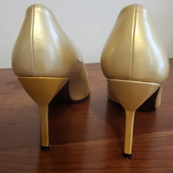 STUART WEITZMAN Gold Patent Leather Pointed Toe 4&quot; Pump Heels(10)