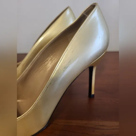 STUART WEITZMAN Gold Patent Leather Pointed Toe 4&quot; Pump Heels(10)