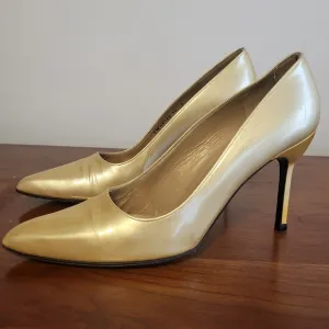 STUART WEITZMAN Gold Patent Leather Pointed Toe 4&quot; Pump Heels(10)