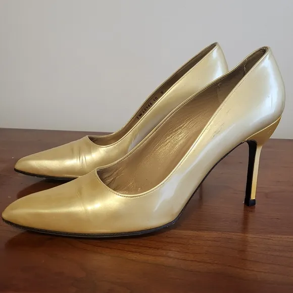 STUART WEITZMAN Gold Patent Leather Pointed Toe 4&quot; Pump Heels(10)