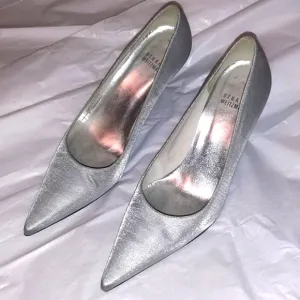 STUART WEITZMAN SILVER SATIN POINTED HEELS