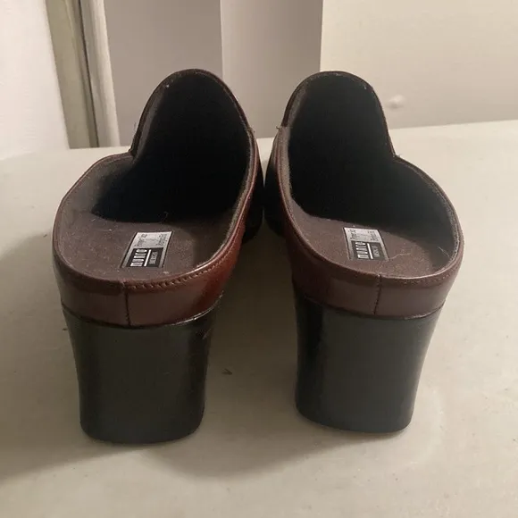 Sz 9 Munro American Brown Leather Heeled Clogs