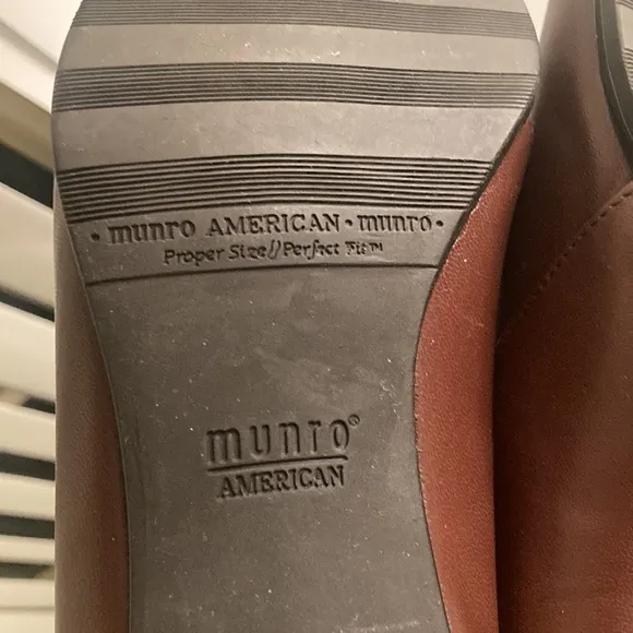Sz 9 Munro American Brown Leather Heeled Clogs