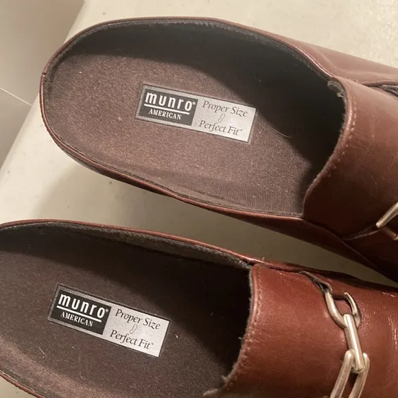 Sz 9 Munro American Brown Leather Heeled Clogs