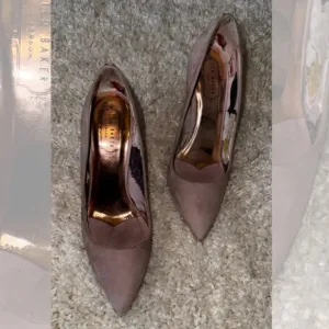 Ted Baker London Womens Size 38.5 Suede Pointed Toe Stiletto Heels  Pumps Pink
