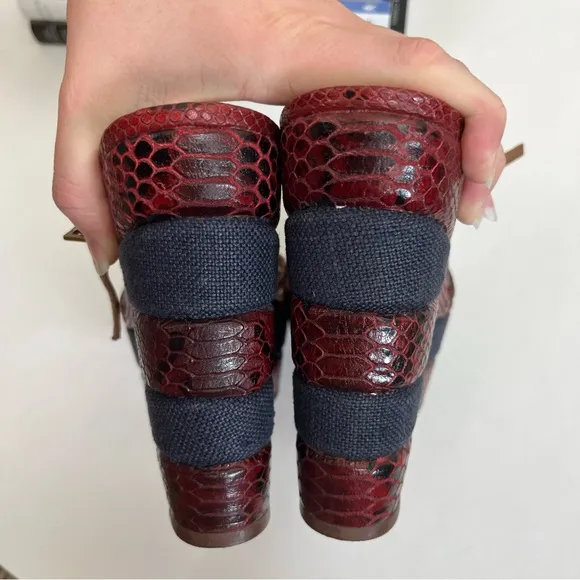 Tory Burch Wedge 8.5 Red Blue Snakeskin Print Sandal Heels Strappy Peep