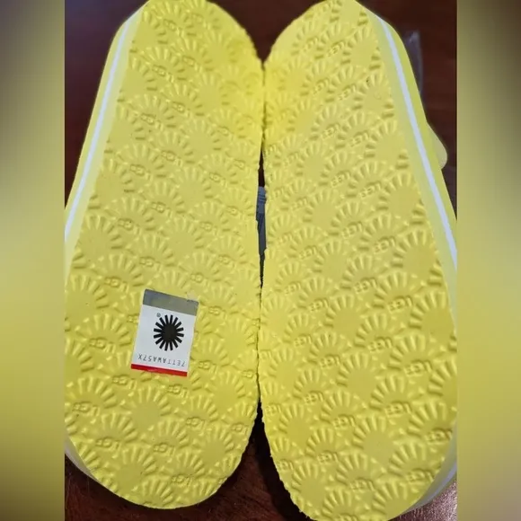 UGG Kids Zuma Sling Sandal | Lemonade | Size 1 Kids/Girls | NEW!!!🍋