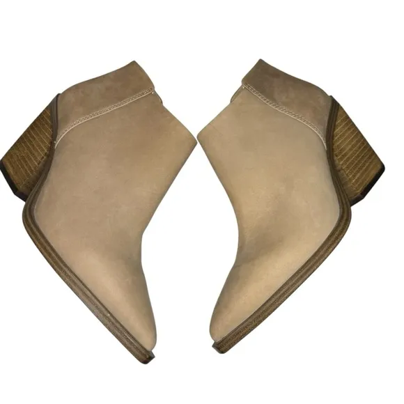 VINCE CAMUTO Geeanne Nubuck Leather Western Booties heeled boots shoes womens 8W