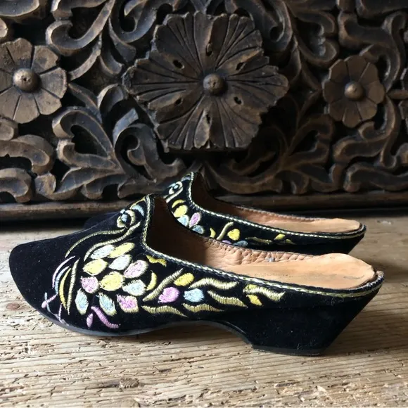 Vintage Black Velvet Metallic Gold Embroidered Ornate Handmade Babouche Mules