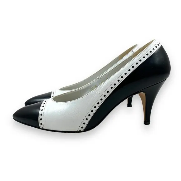 Vintage JACQUELINE FERRAR Italian white black patent leather high heel pumps