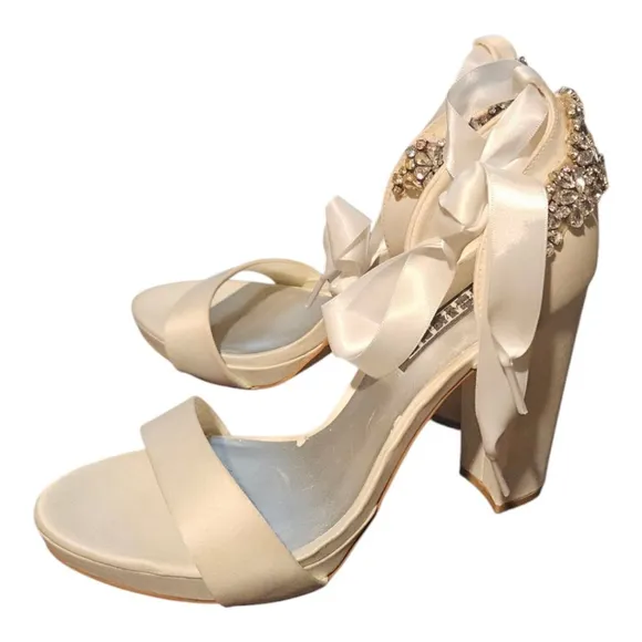 White by Vera Wang Heels Size 7 White