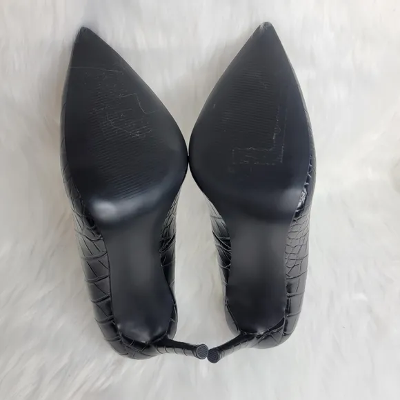 Winnie Harlow pointed toe black stiletto heels.