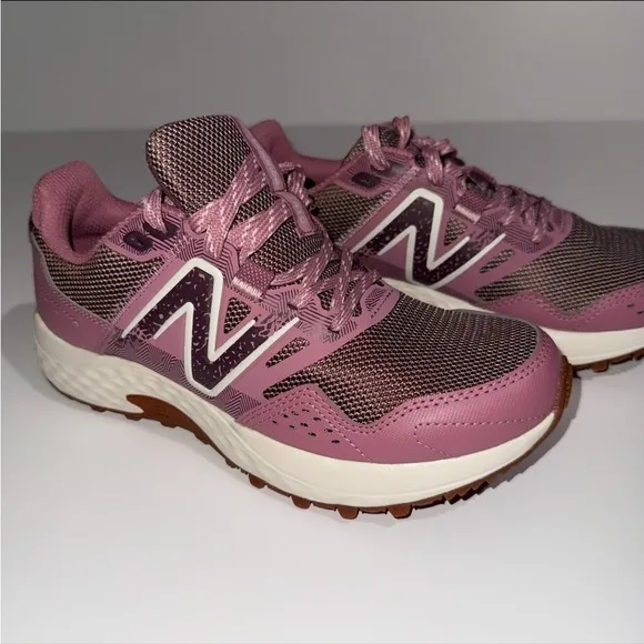 Women's New Balance, WT410V8 Trail Running Shoe Brown Pink Size 6.5 Brand New!!