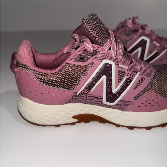 Women's New Balance, WT410V8 Trail Running Shoe Brown Pink Size 6.5 Brand New!!